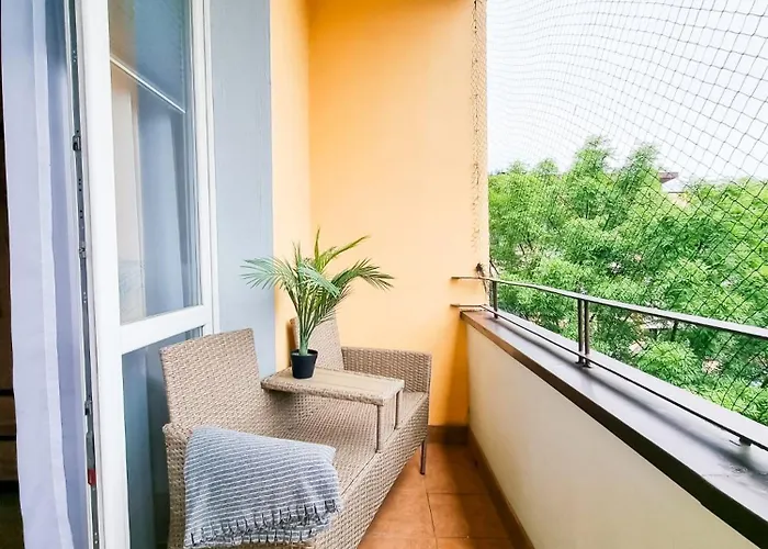 Shelter Parking 8 Minut Od Alei تشينستوخوفا